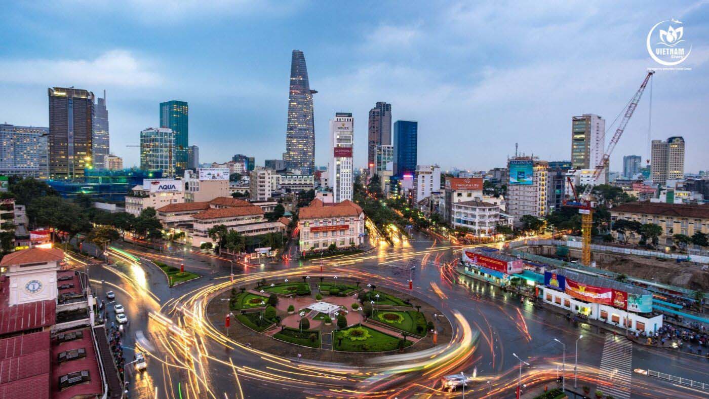 HO CHI MINH CITY: A Vibrant Fusion of History and Modernity 1 Exploring the vibrant blend of modernity and history in Ho Chi Minh City